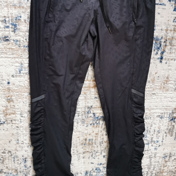 Lululemon Runderful size 8 pants - Picture 3 of 7
